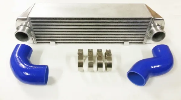 Front Ladeluftkühler Kit für BMW 335i E90 E91 E92 E93 135i - E81 E82 E87 E88 Netzmaße 530x130x160mm Alu schwarz